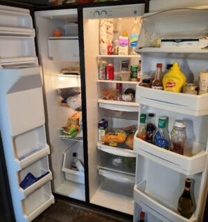 a74- GE Refrigerator. Water/Ice not tested. Keeps proper temp - Image 3