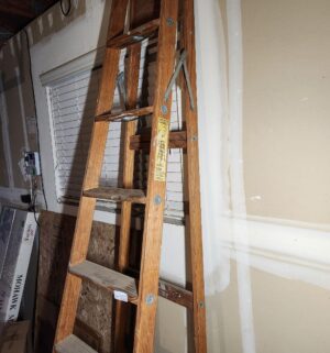 b132- 8ft Wooden ladder - Image 2