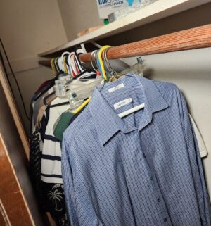 i20- Clothing, bedding in closet - Image 3