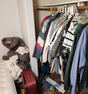 i20- Clothing, bedding in closet - Image 5