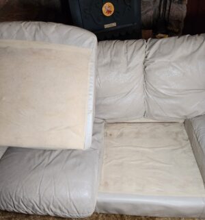 i78- Genuine leather sofa. Good shape - Image 5