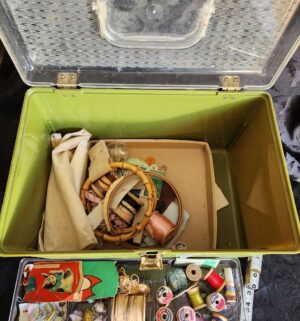 i137- sewing box with contents - Image 3