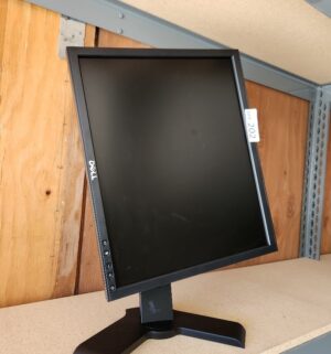 L202- Dell 19 inch tilt screen monitor - Image 3