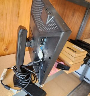 L209- Dell 19 inch tilt screen monitor - Image 3
