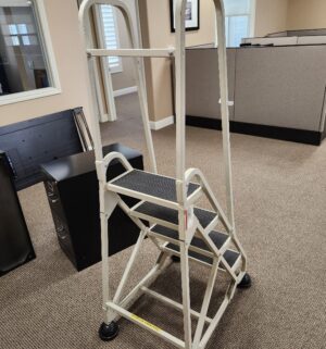 L316- Rolling Step Ladder - Image 3