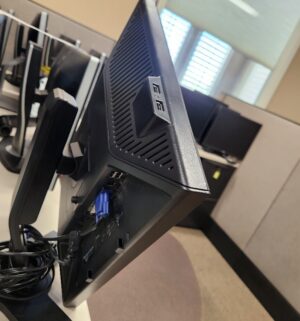 L329- Dell 19 inch Tilt Screen Monitor - Image 3