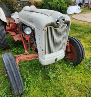 r4- (VIDEO) Antique Ford 640 Tractor. Gasoline Fuel. Runs & Drives. Ready to use! - Image 3