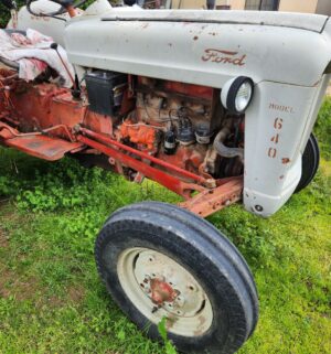 r4- (VIDEO) Antique Ford 640 Tractor. Gasoline Fuel. Runs & Drives. Ready to use! - Image 4