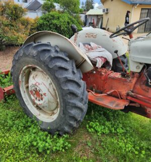 r4- (VIDEO) Antique Ford 640 Tractor. Gasoline Fuel. Runs & Drives. Ready to use! - Image 5