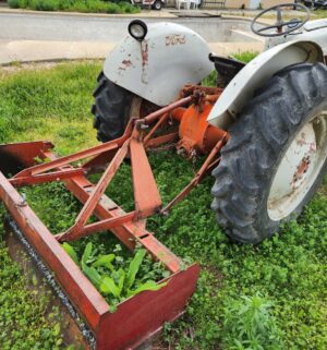 r4- (VIDEO) Antique Ford 640 Tractor. Gasoline Fuel. Runs & Drives. Ready to use! - Image 6