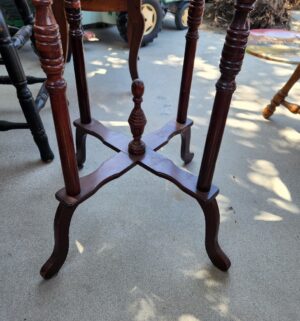 p32- Marble Top Accent Table. Perfect shape - Image 3