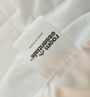 q4- Complete Queen Bedding, Pillows - Image 3