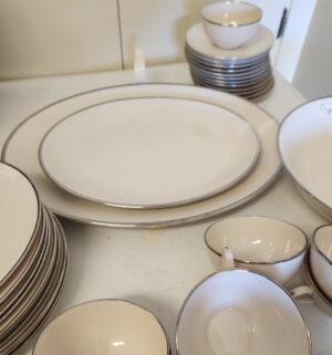 t36- Franciscan Fine China. Gladding, McBean and Co. Set. No Chips seen. - Image 5