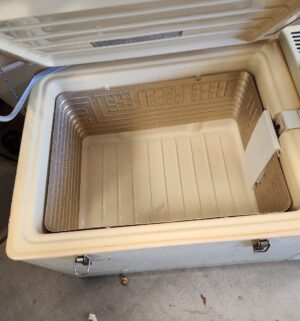 t64- vintage NoHcold dual voltage refrigerator - Image 3