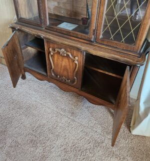 u3- 2 Piece China Hutch. No light. Great Shape - Image 3