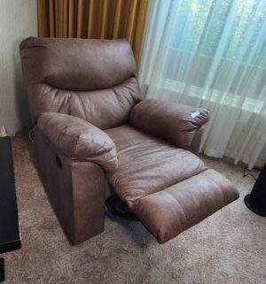 u28- Recliner. Excellent Condition - Image 3