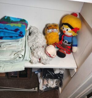 v19- Contents of closet - Image 3