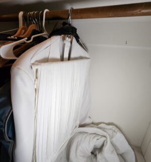 v19- Contents of closet - Image 5