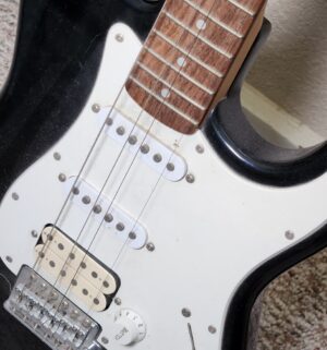 v89- squier strat by fender eletric guitar. Missing cords - Image 3