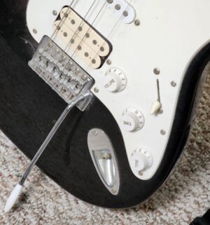 v89- squier strat by fender eletric guitar. Missing cords - Image 4