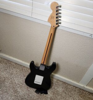 v89- squier strat by fender eletric guitar. Missing cords - Image 5