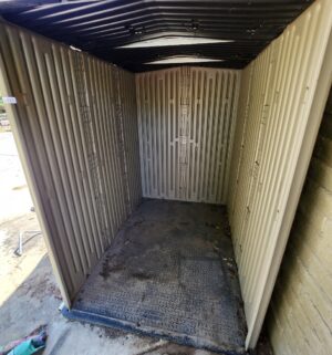 v215- rubbermaid shed. No doors - Image 3