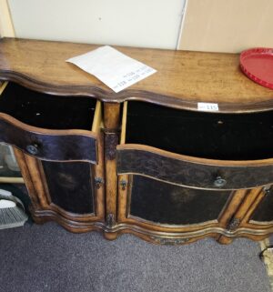 z115- Stunning Pulaski Serpentine Sideboard. Great Shape - Image 3