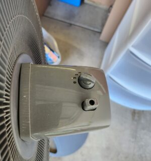 b7- Lasko Floor Fan - Image 3