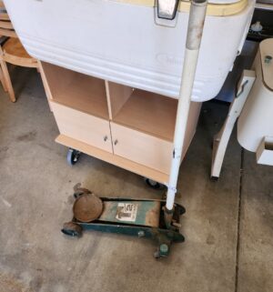 b114- floor jack 1 1/2 ton, works - Image 3