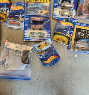 b178- Collection of Hotwheels and toys - Image 4