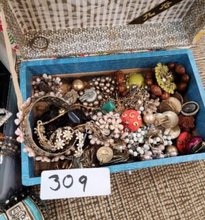 b309- Two boxes of vintage costume jewelry - Image 3