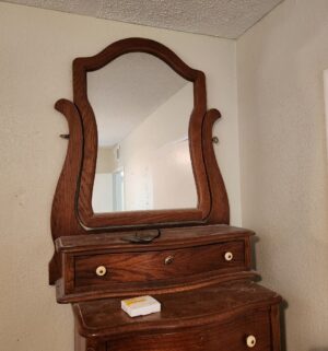 c8- Dresser with mirror hutch - Image 3