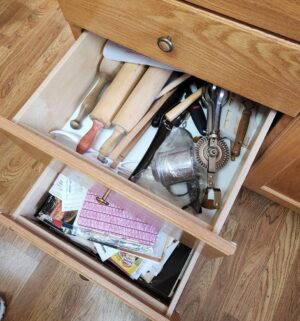 d32- Contents of the drawers, bottom cabinets - Image 3