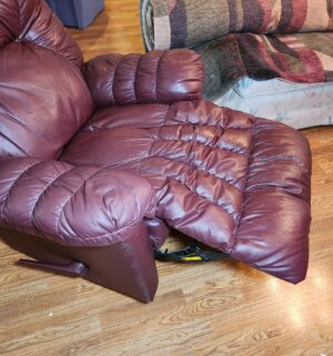 d44- Very Nice Leather Recliner. Excellent Shape - Image 3