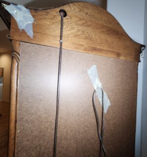 d55- Lighted 2 Door Curio Cabinet. Great Shape - Image 4