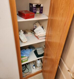 d98- contents of the master bathroom - Image 3