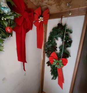 d120- Christmas items in cabinet - Image 4