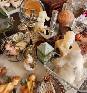 d127- collectibles on table - Image 3
