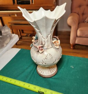 d205- Capodimonte Vase - Image 3