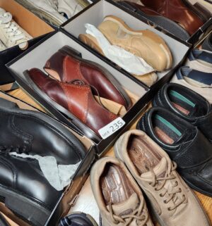d235- mens shoe collection size 12-13 - Image 3