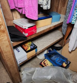 pa58- Contents of the master closet - Image 4