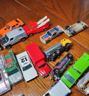 pa102- Matchbox Case w/ 1960-1980 hot wheels - Image 4