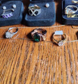 pa107- Rings w/ stones, diamond dust/pearl brooch - Image 3