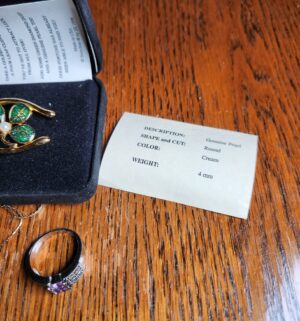 pa107- Rings w/ stones, diamond dust/pearl brooch - Image 5
