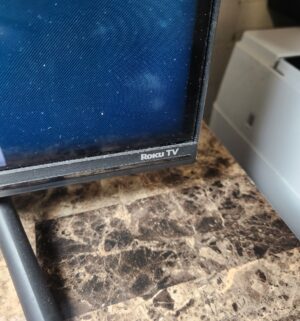 pb48- Hisense Roku 50 inch smart TV with remote. Works Perfect, No issues - Image 3