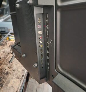 pb50- Hisense Roku 32 inch smart tv. No remote. Works perfect - Image 3