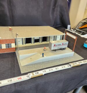 g69- Cross Dock Truck Facility. HO Scale - Image 3