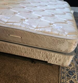 m10- Queen Mattress & Boxspring. No Frame - Image 4