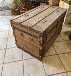 m41- antique trunk - Image 3