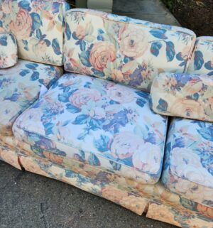 m103- vintage floral sofa - Image 3